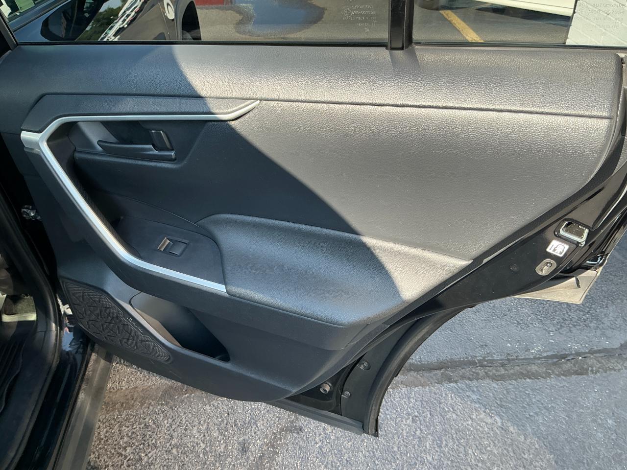 Toyota RAV4 LE FWD (Natl) 2019