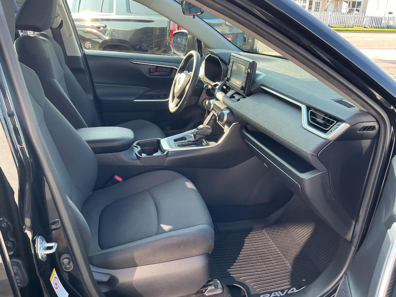 Toyota RAV4 LE FWD (Natl) 2019