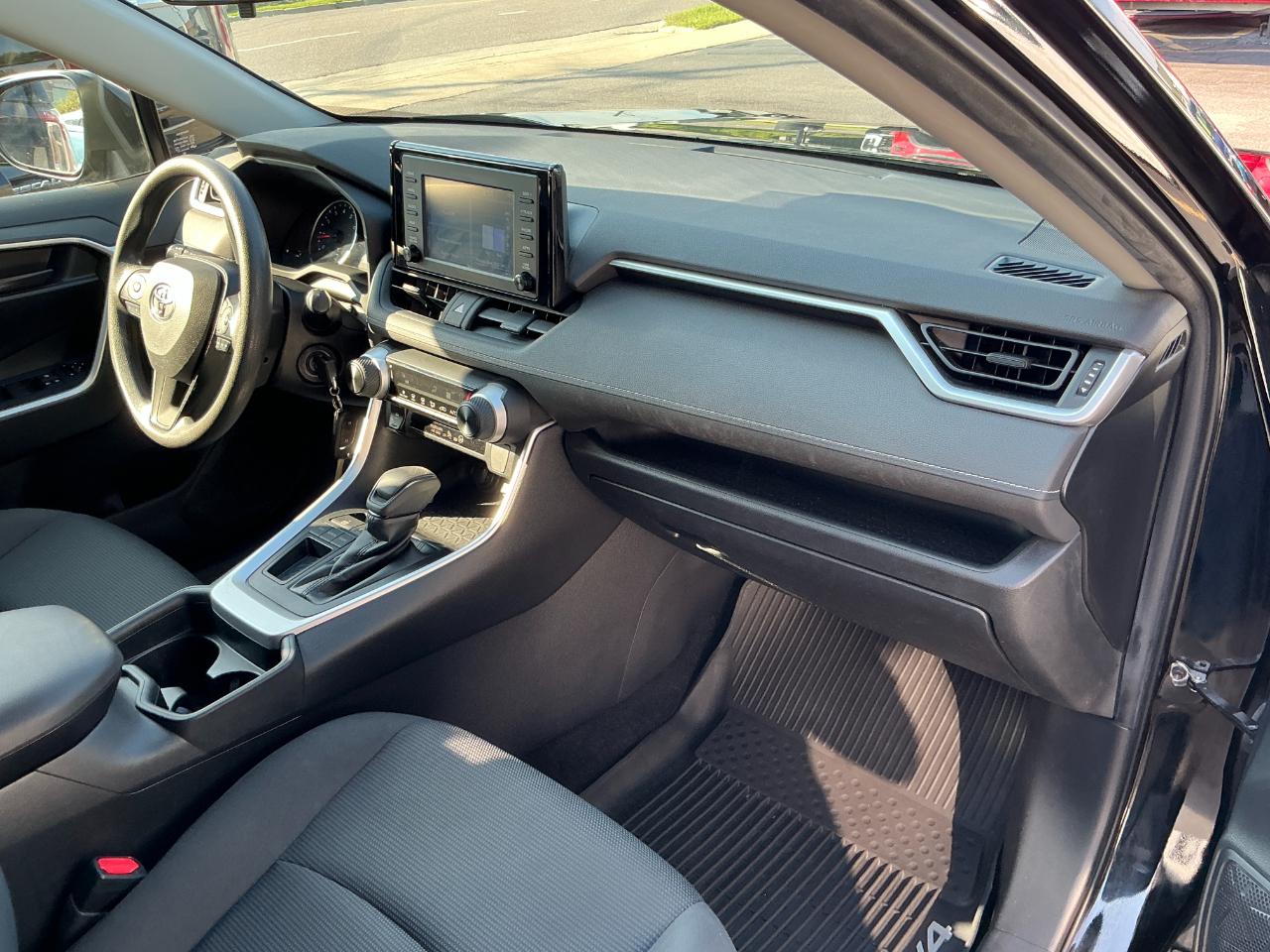 Toyota RAV4 LE FWD (Natl) 2019