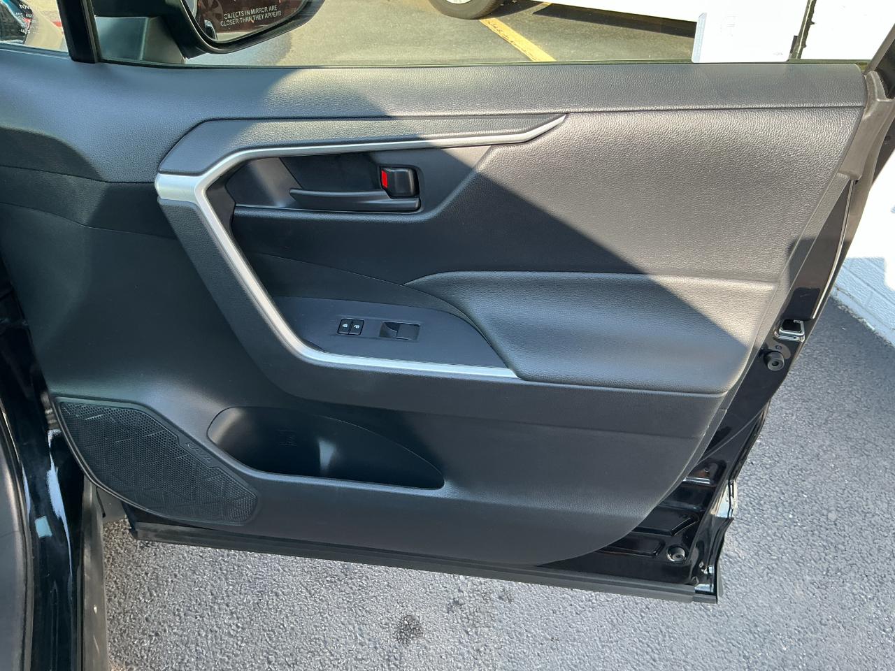 Toyota RAV4 LE FWD (Natl) 2019