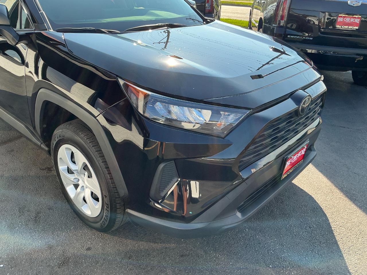 Toyota RAV4 LE FWD (Natl) 2019