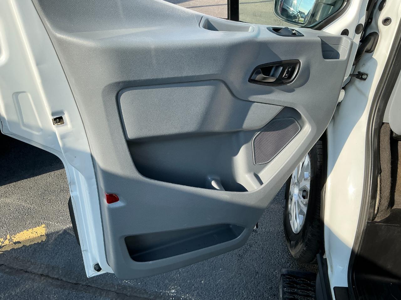 Ford Transit Wagon T-350 148" Low Roof XLT Swing-Out RH Dr 2015