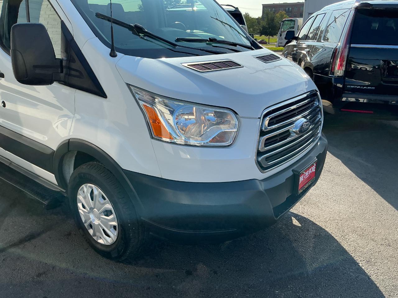 Ford Transit Wagon T-350 148" Low Roof XLT Swing-Out RH Dr 2015