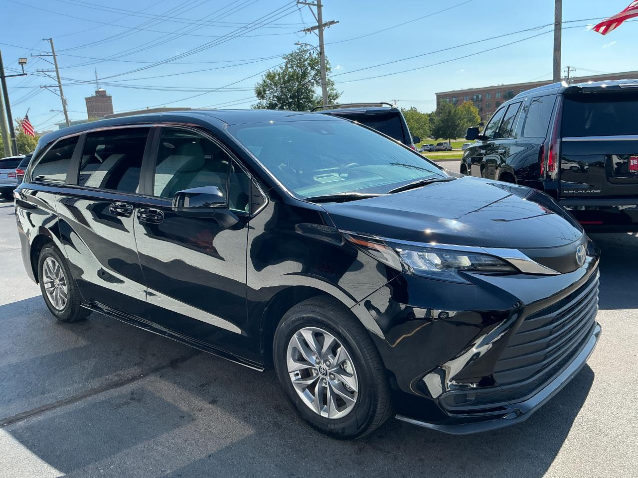 Toyota Sienna LE FWD 8-Passenger (Natl) 2025