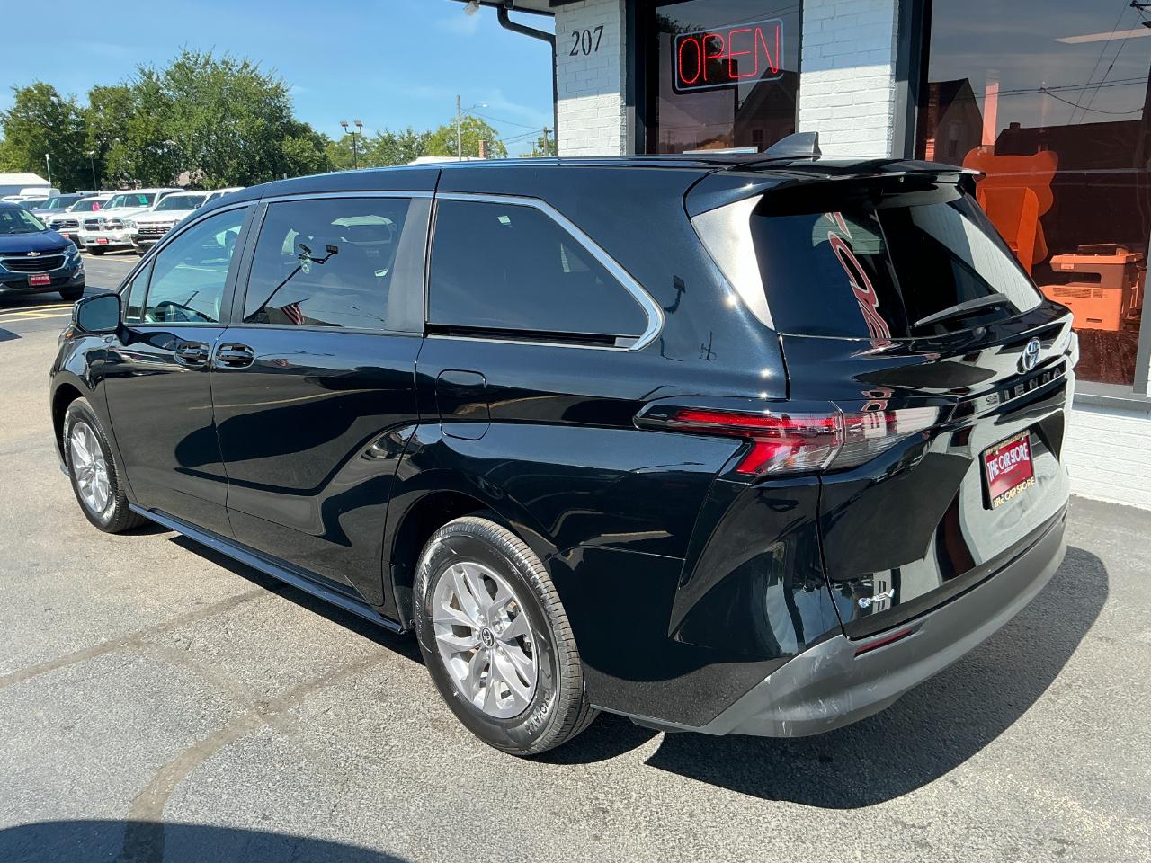 Toyota Sienna LE FWD 8-Passenger (Natl) 2025