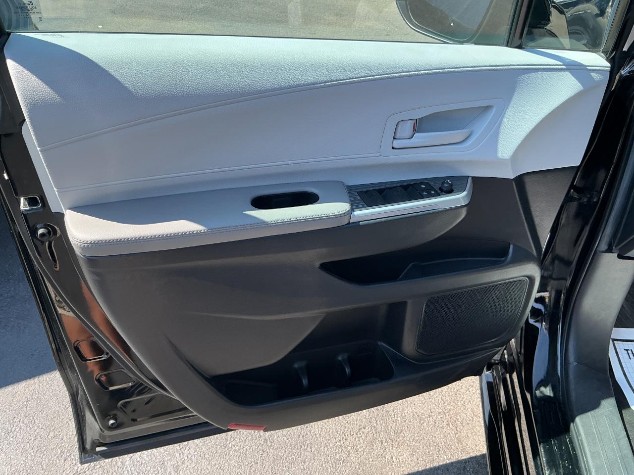 Toyota Sienna LE FWD 8-Passenger (Natl) 2025