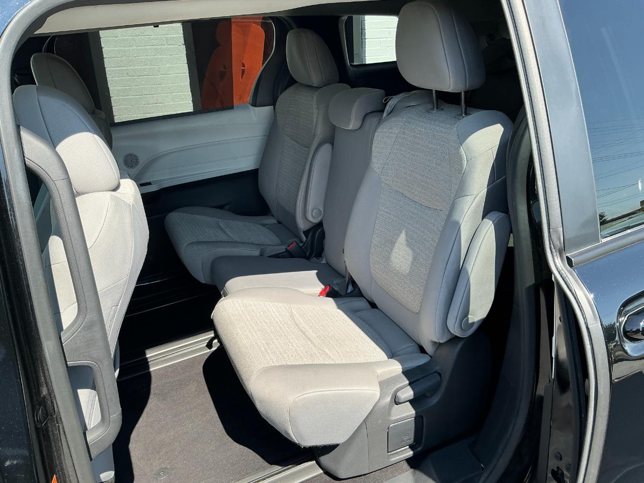 Toyota Sienna LE FWD 8-Passenger (Natl) 2025