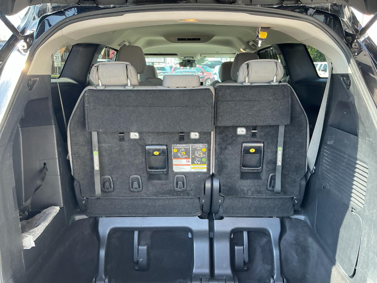 Toyota Sienna LE FWD 8-Passenger (Natl) 2025