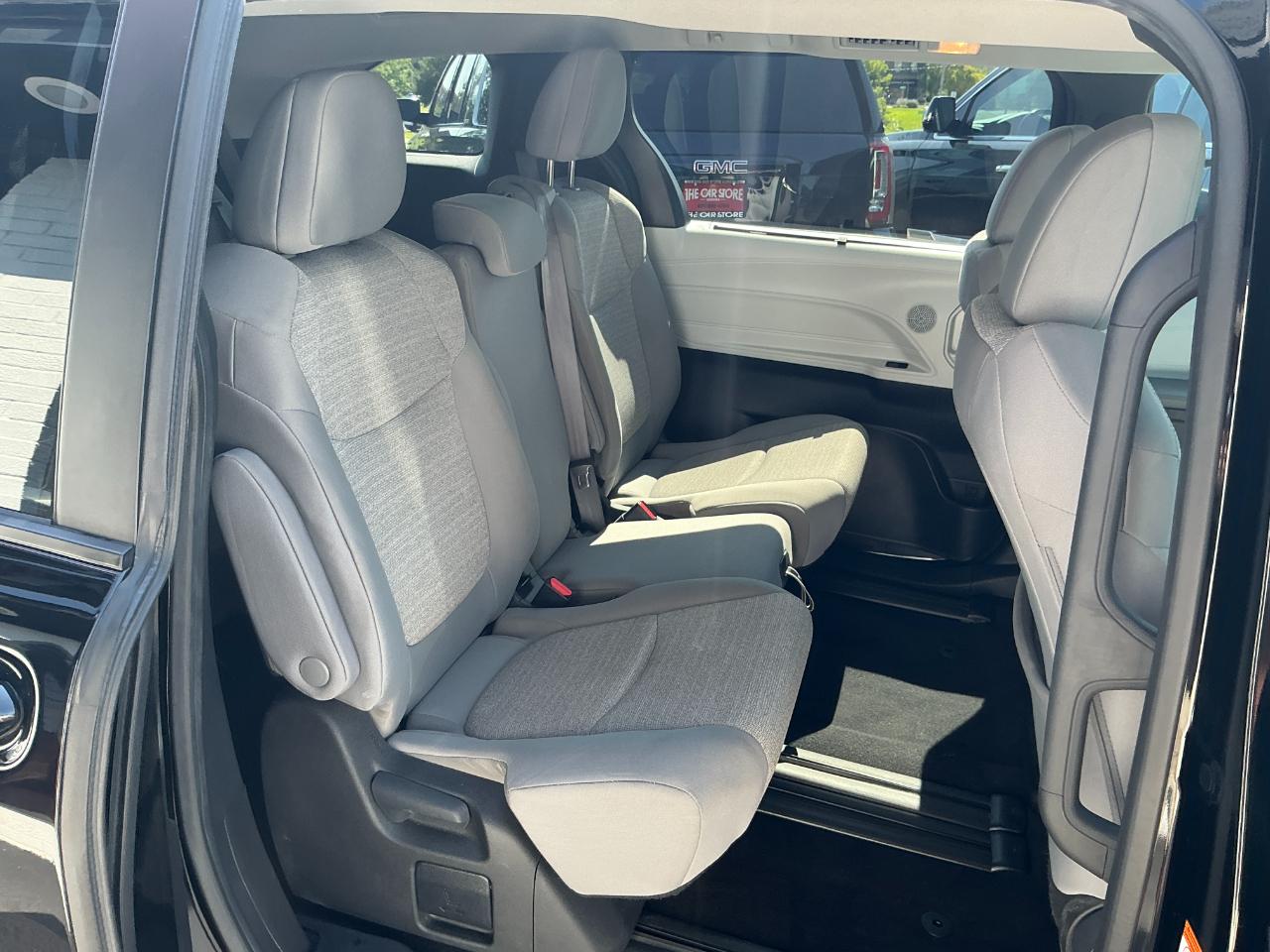 Toyota Sienna LE FWD 8-Passenger (Natl) 2025