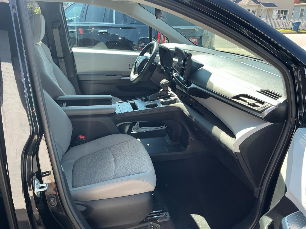 Toyota Sienna LE FWD 8-Passenger (Natl) 2025
