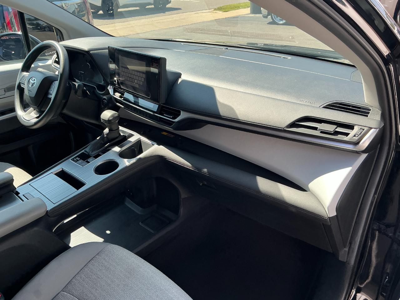 Toyota Sienna LE FWD 8-Passenger (Natl) 2025