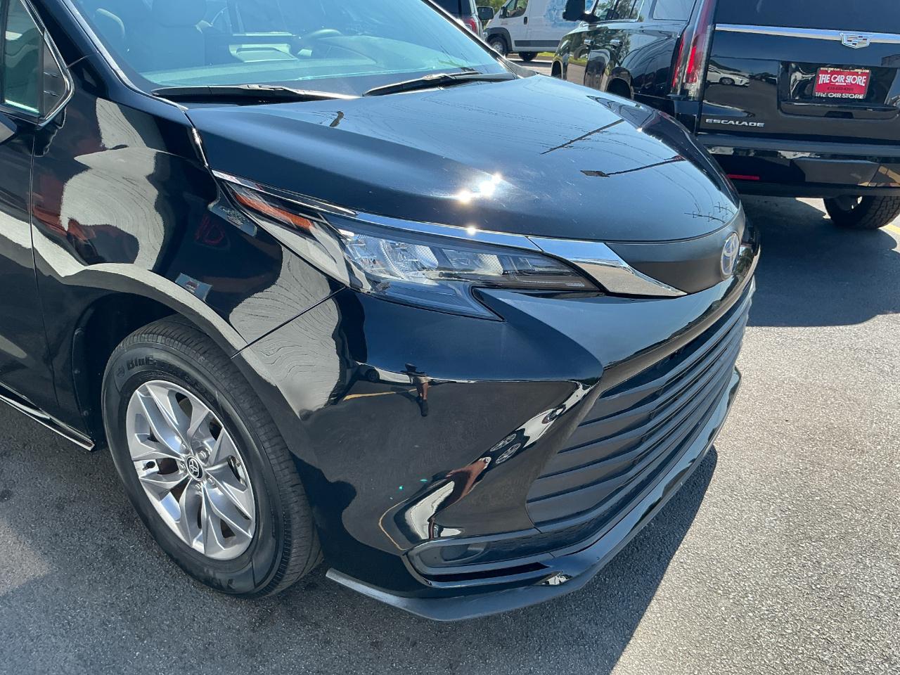 Toyota Sienna LE FWD 8-Passenger (Natl) 2025