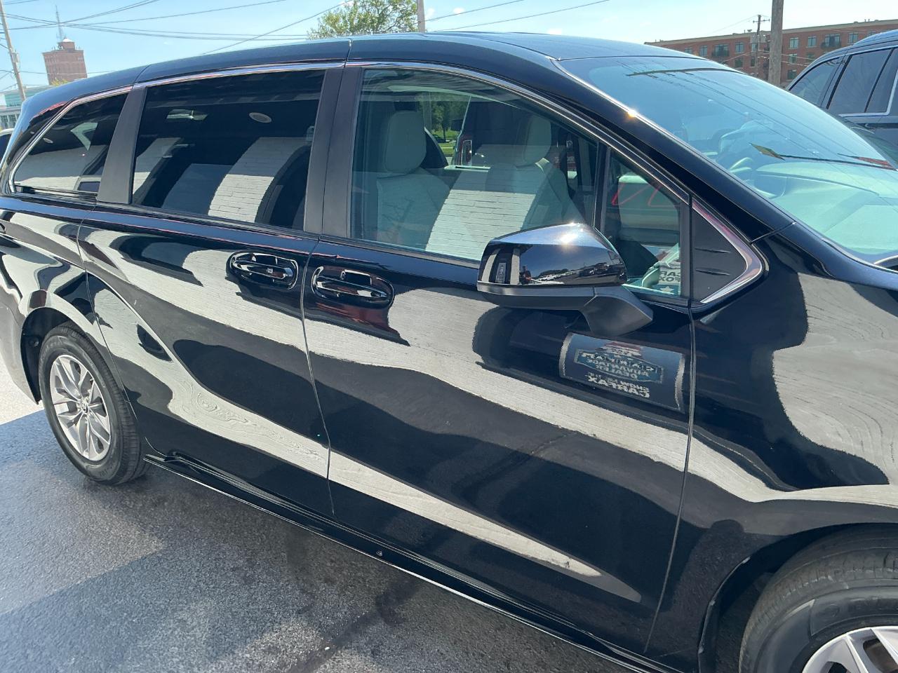 Toyota Sienna LE FWD 8-Passenger (Natl) 2025