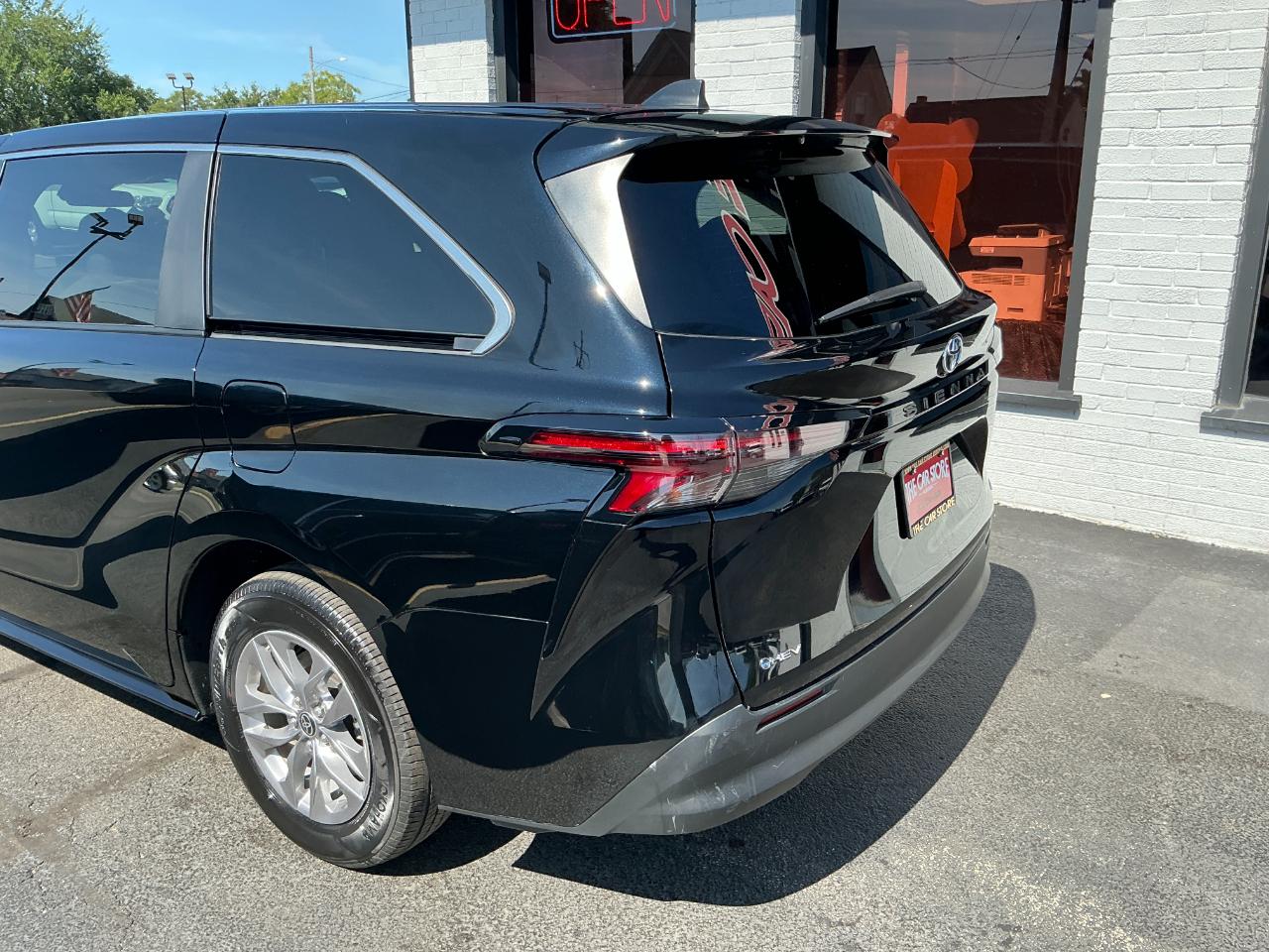 Toyota Sienna LE FWD 8-Passenger (Natl) 2025