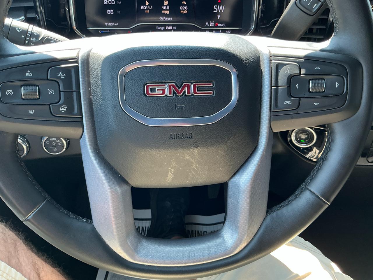 GMC Sierra 1500 4WD Crew Cab 147" SLT 2025
