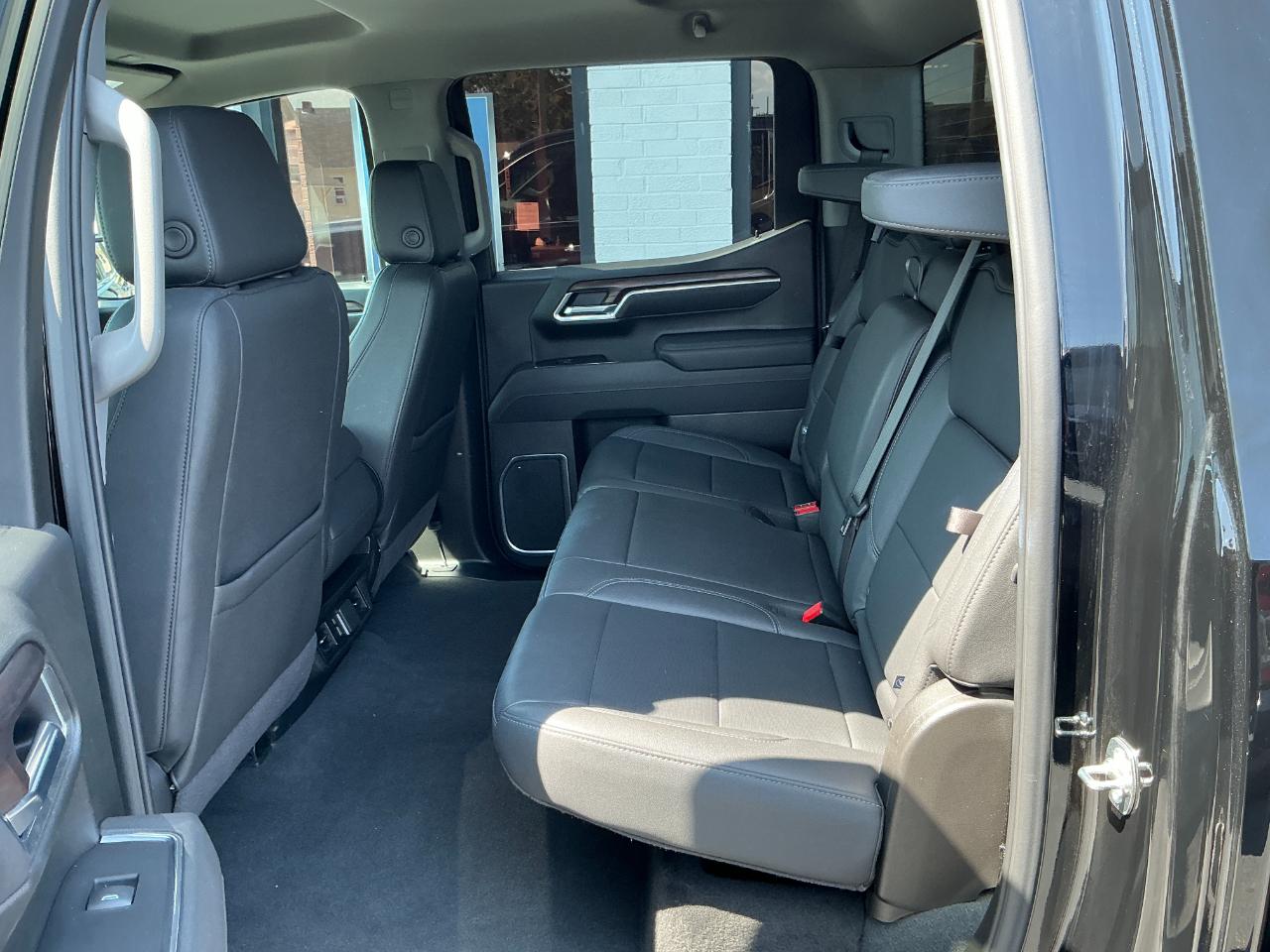 GMC Sierra 1500 4WD Crew Cab 147" SLT 2025
