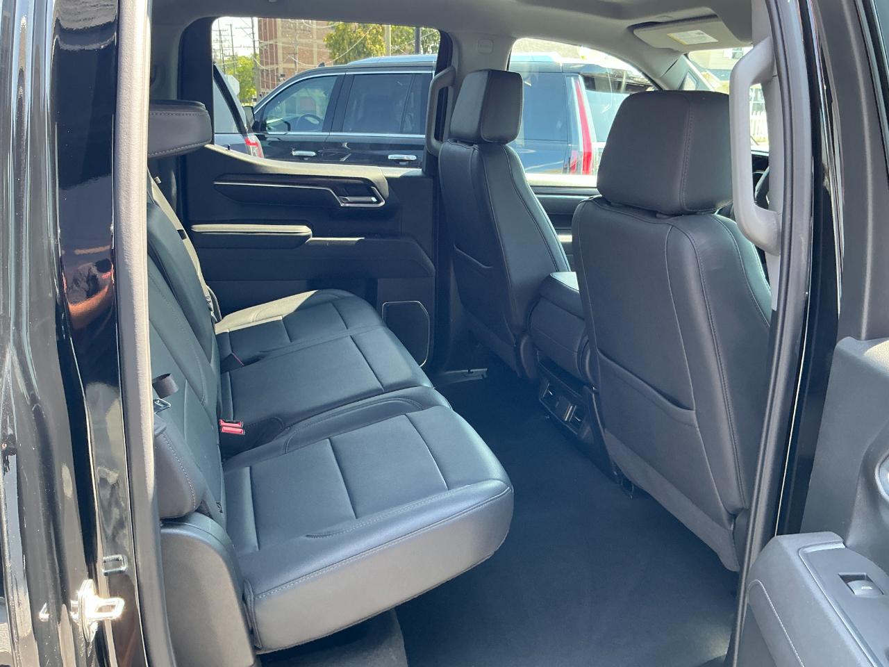 GMC Sierra 1500 4WD Crew Cab 147" SLT 2025