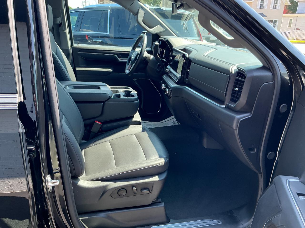 GMC Sierra 1500 4WD Crew Cab 147" SLT 2025