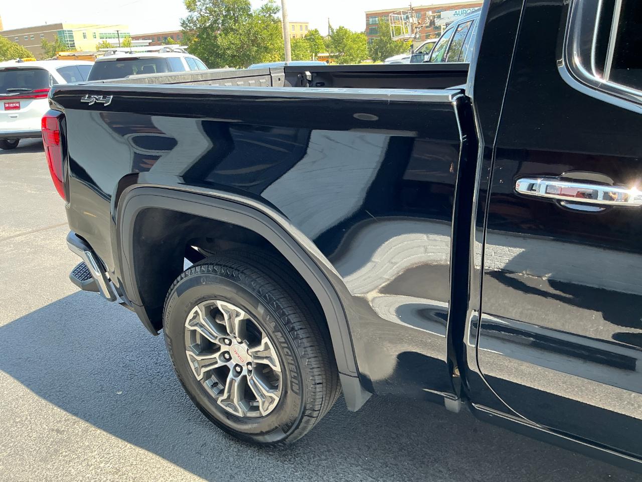GMC Sierra 1500 4WD Crew Cab 147" SLT 2025