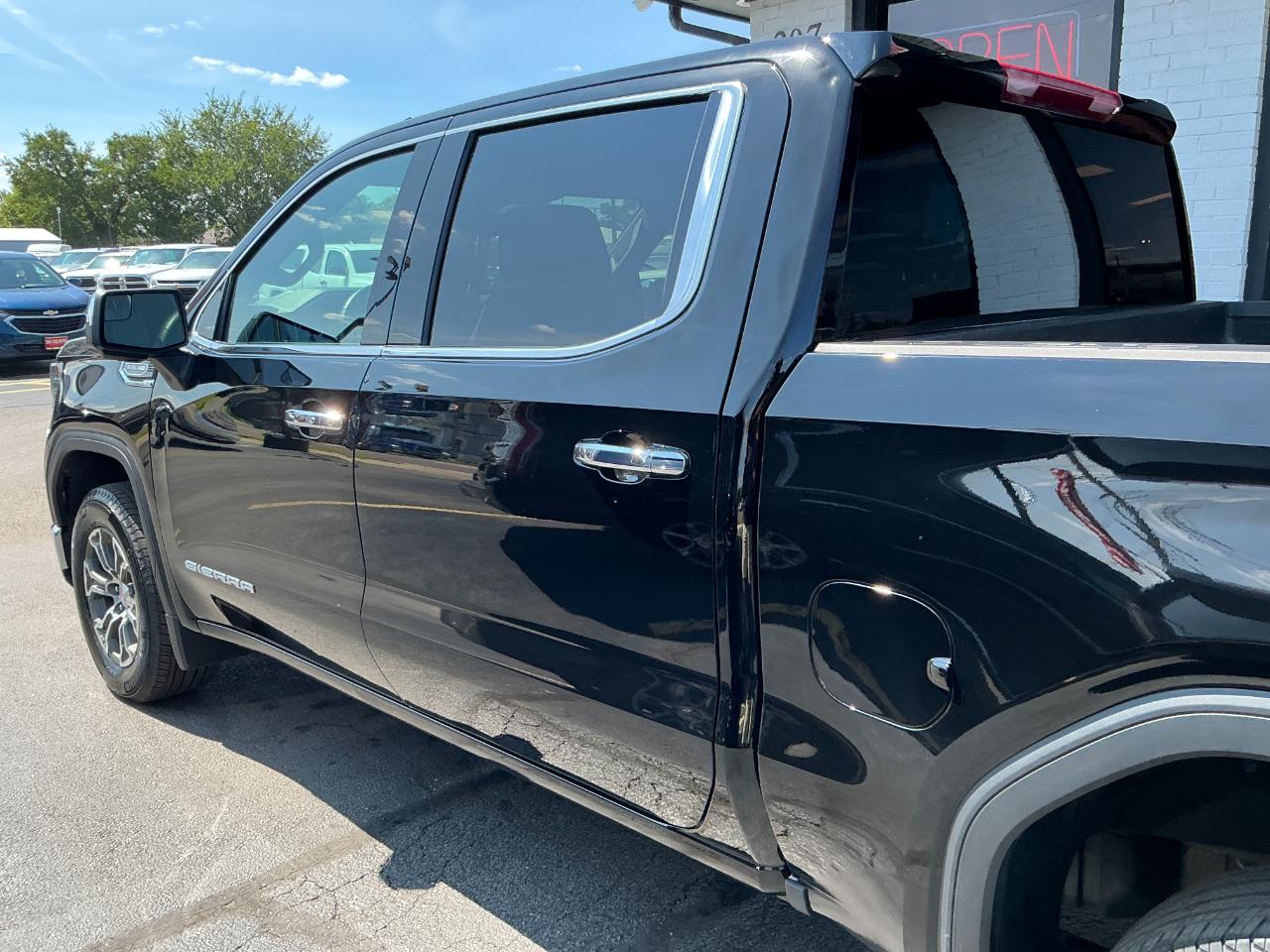 GMC Sierra 1500 4WD Crew Cab 147" SLT 2025