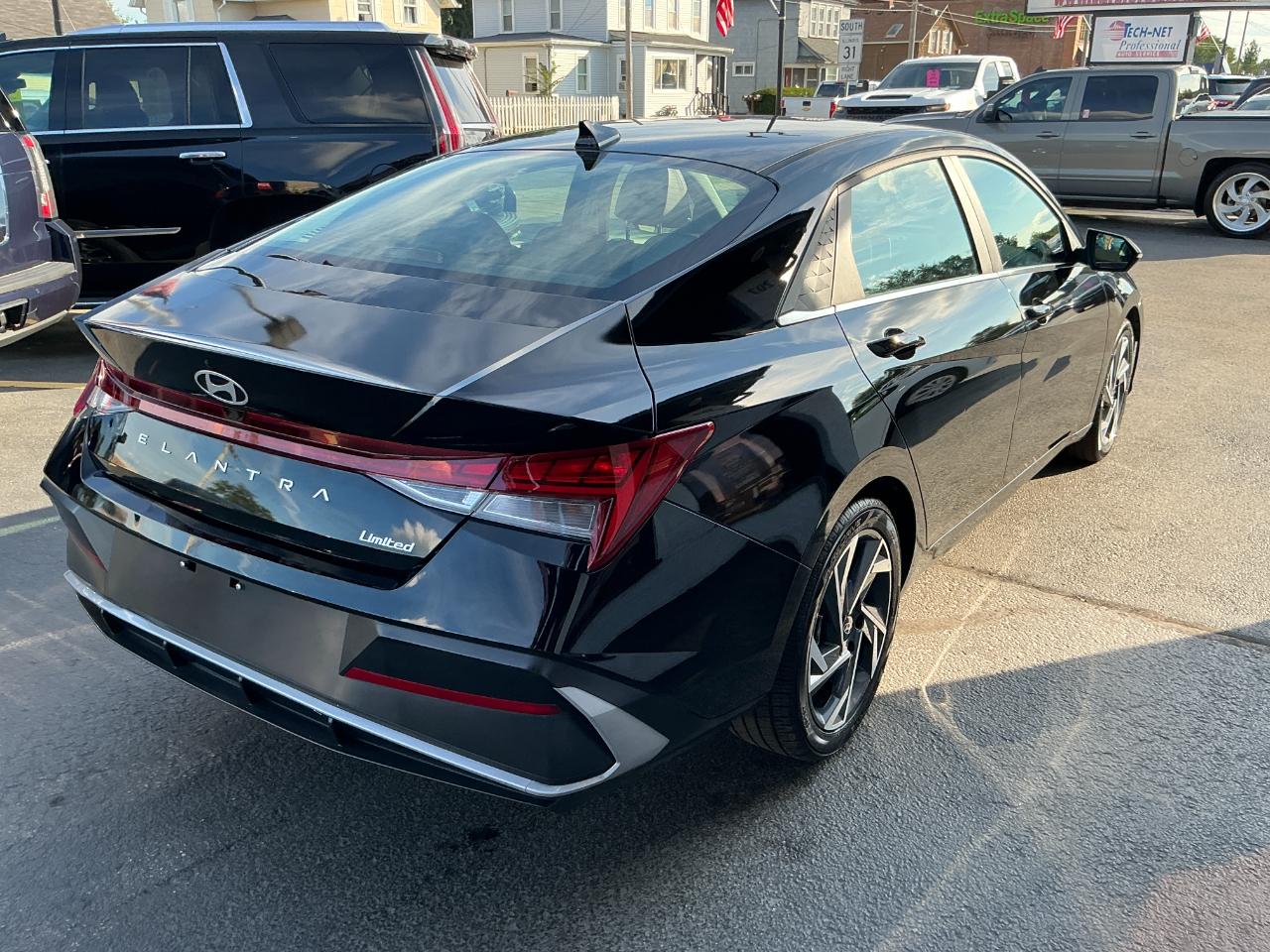 Hyundai Elantra Limited IVT 2025