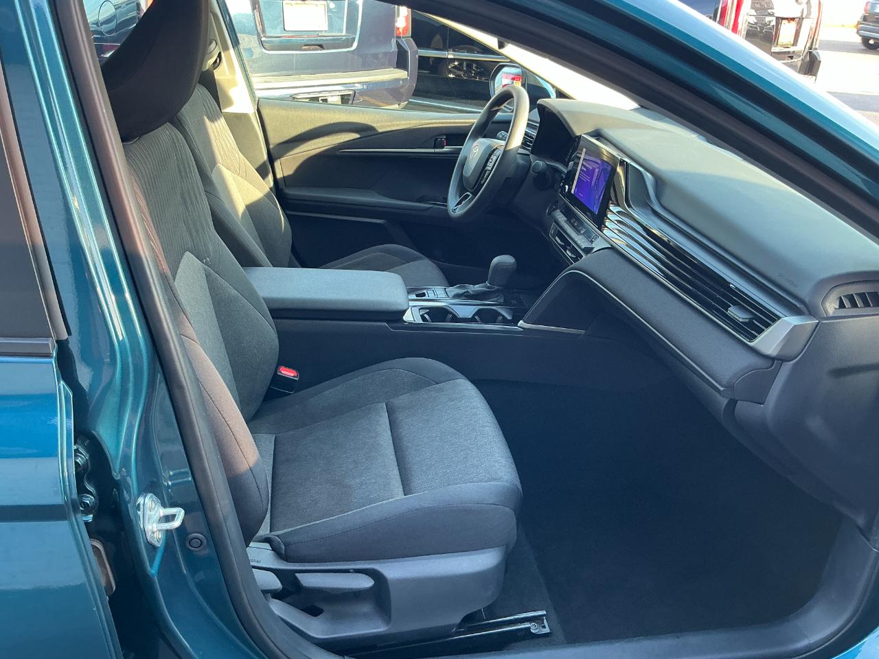 Toyota Camry LE (Natl) 2025