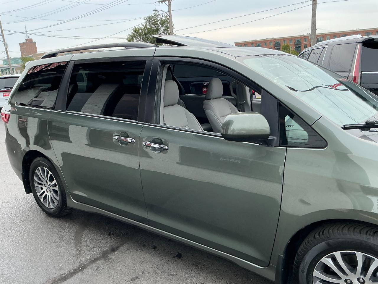 Toyota Sienna XLE Auto Access Seat FWD 7-Passenger (Natl) 2020
