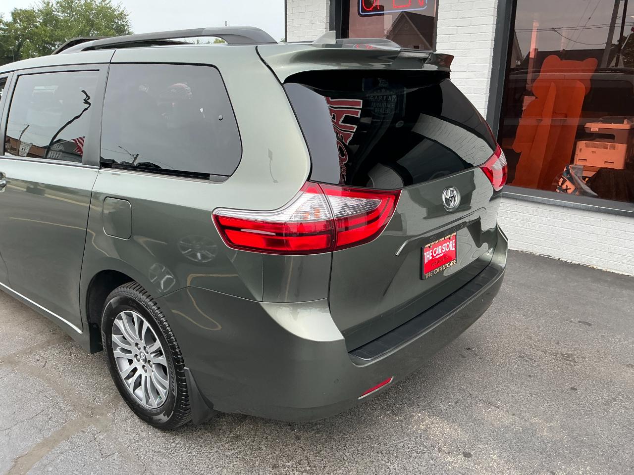 Toyota Sienna XLE Auto Access Seat FWD 7-Passenger (Natl) 2020