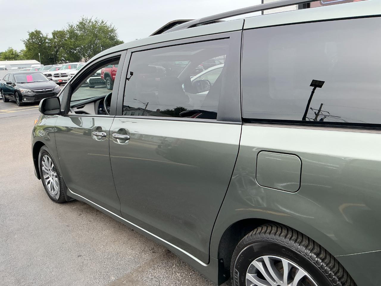 Toyota Sienna XLE Auto Access Seat FWD 7-Passenger (Natl) 2020