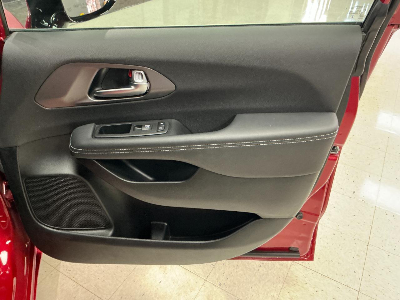 Chrysler Pacifica Select FWD 2026