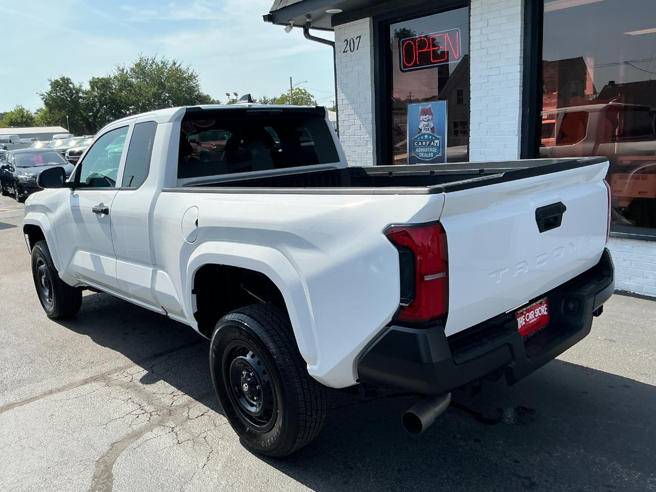 Toyota Tacoma 2WD SR XtraCab 6' Bed AT (Natl) 2024