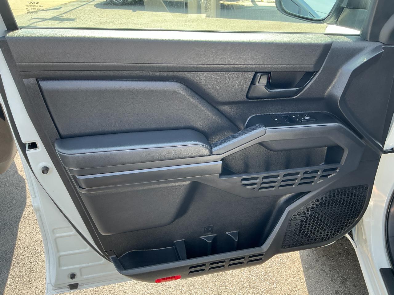 Toyota Tacoma 2WD SR XtraCab 6' Bed AT (Natl) 2024