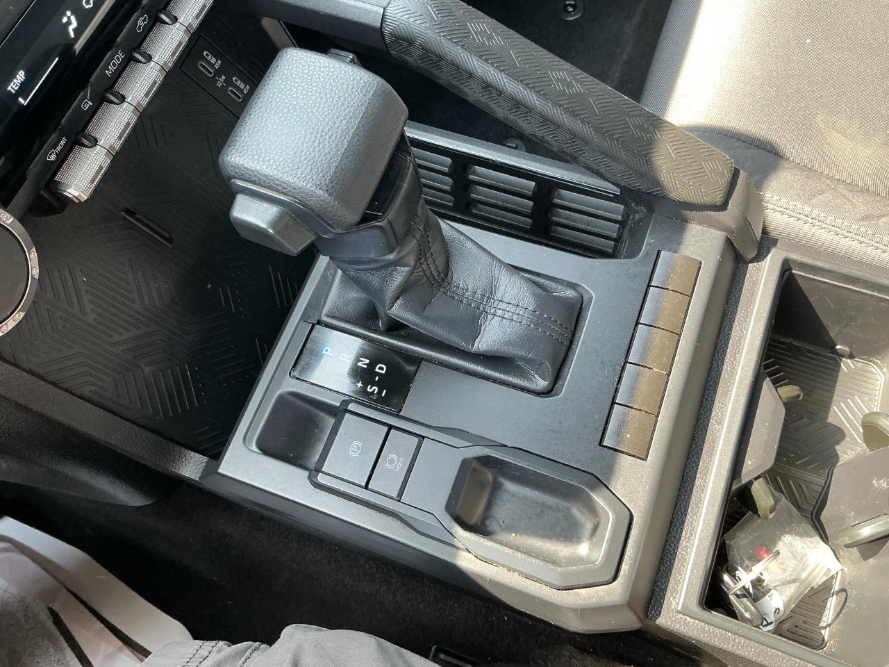Toyota Tacoma 2WD SR XtraCab 6' Bed AT (Natl) 2024