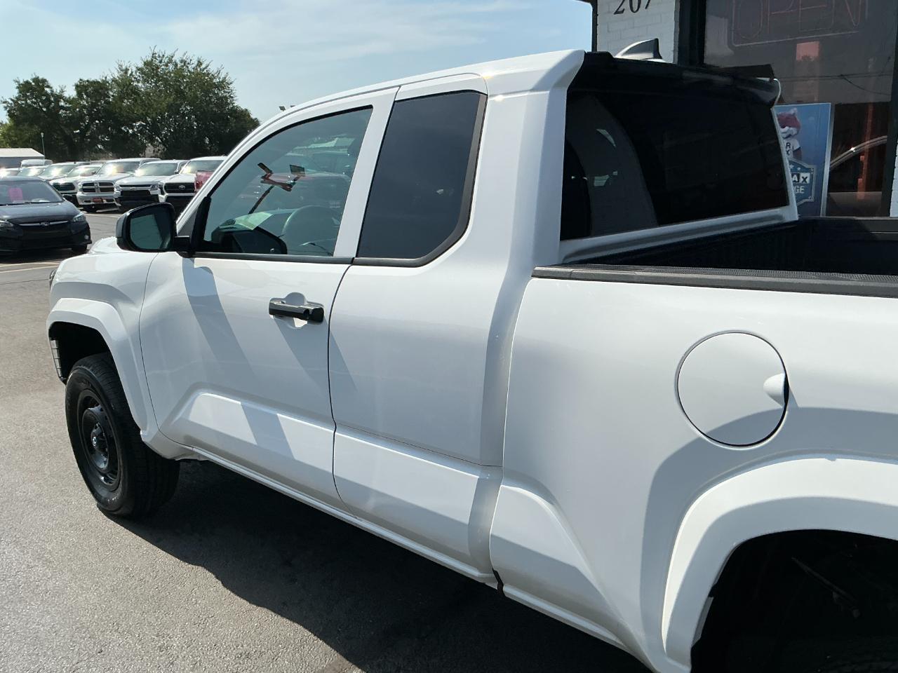 Toyota Tacoma 2WD SR XtraCab 6' Bed AT (Natl) 2024