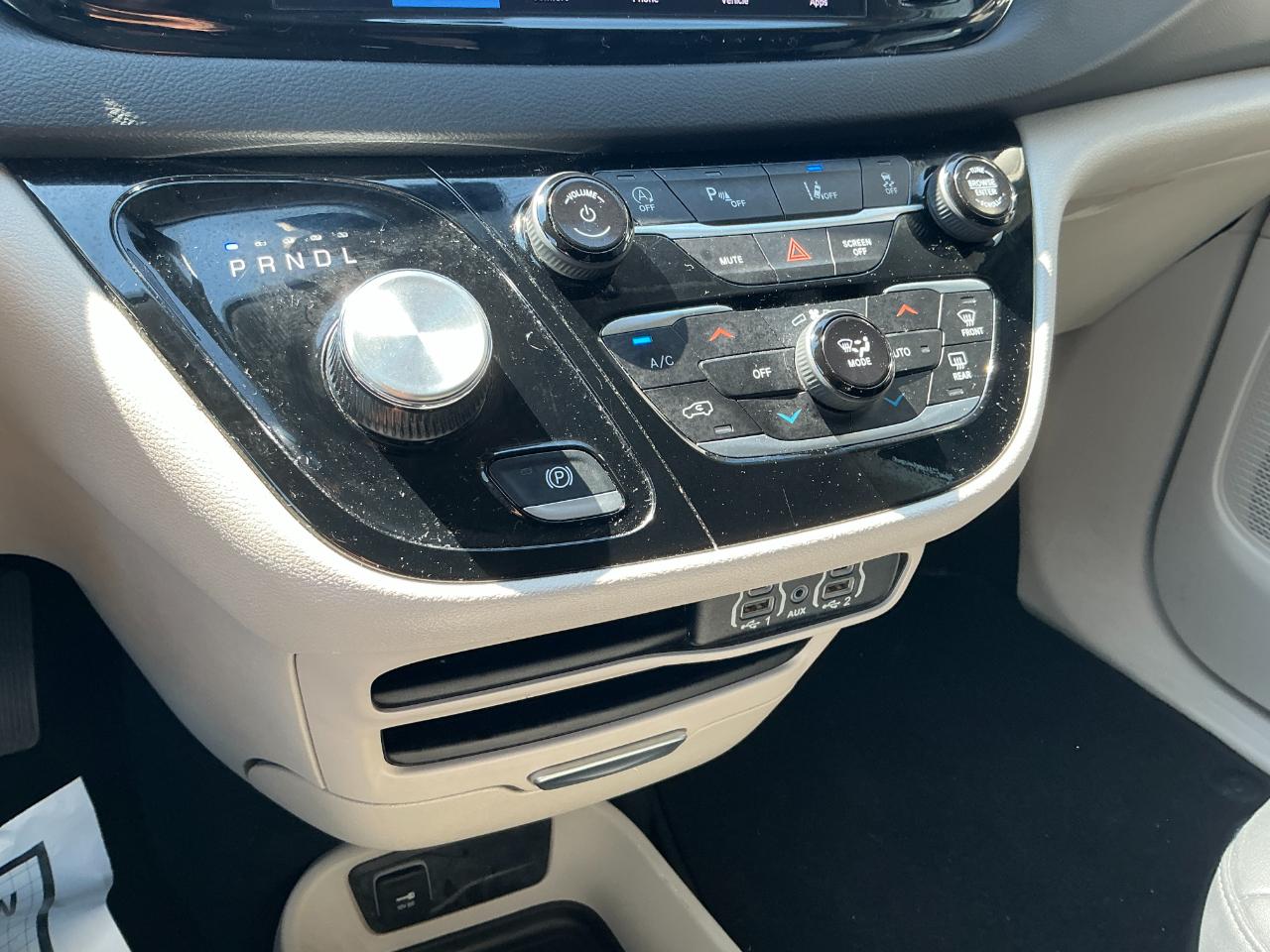 Chrysler Pacifica Touring L FWD 2024