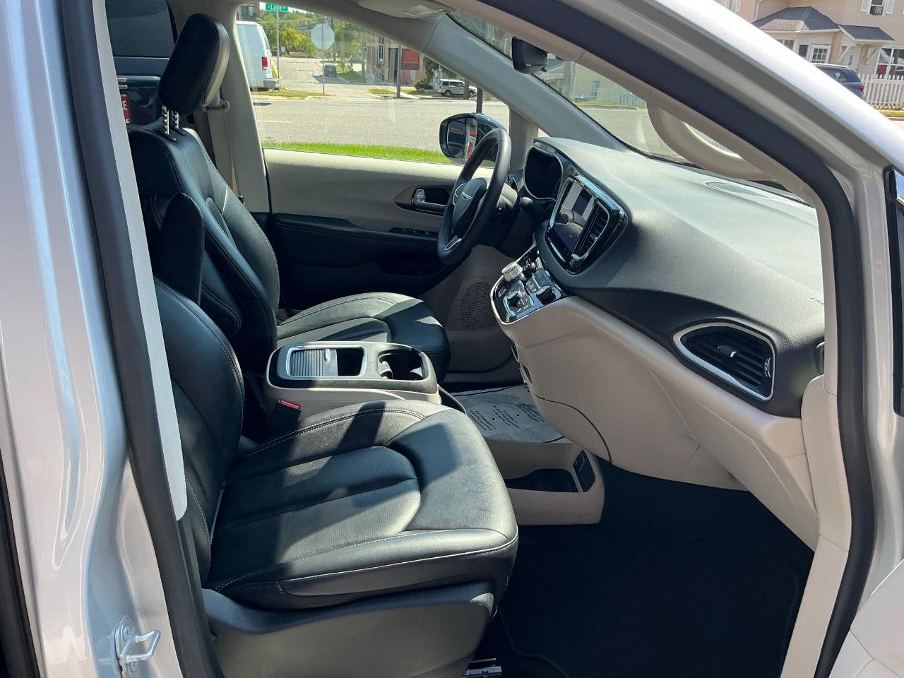 Chrysler Pacifica Touring L FWD 2024