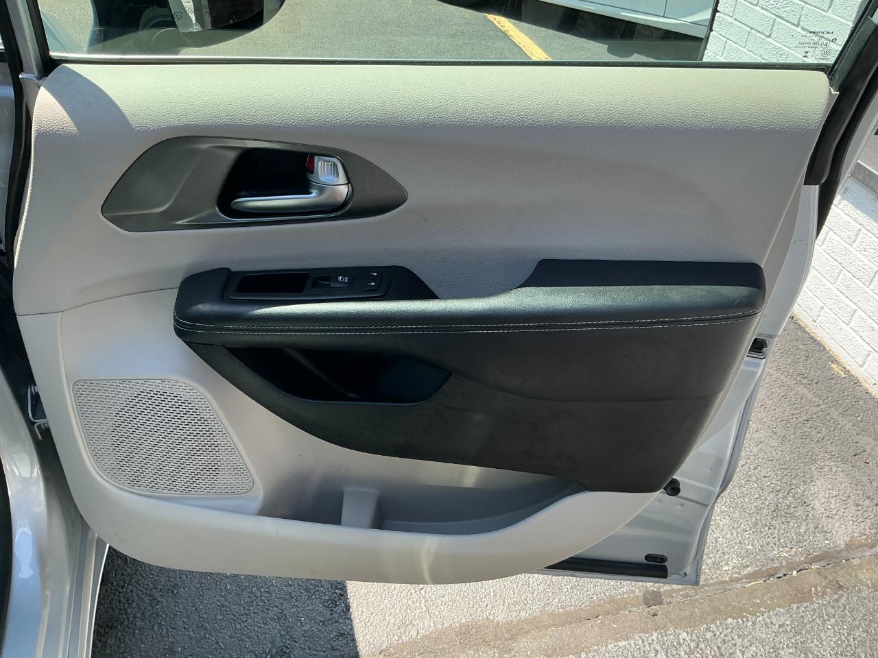 Chrysler Pacifica Touring L FWD 2024