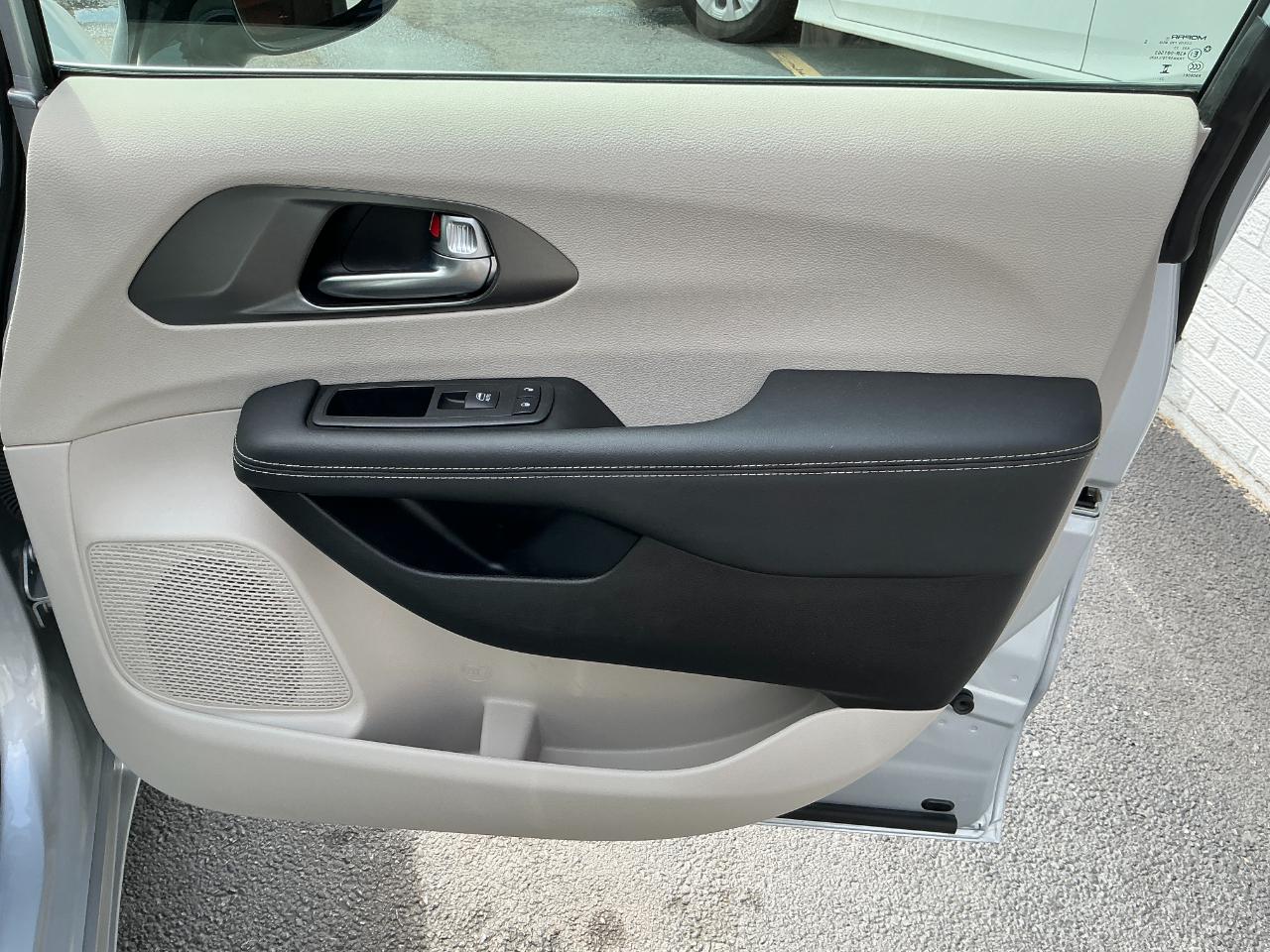 Chrysler Pacifica Touring L FWD 2024