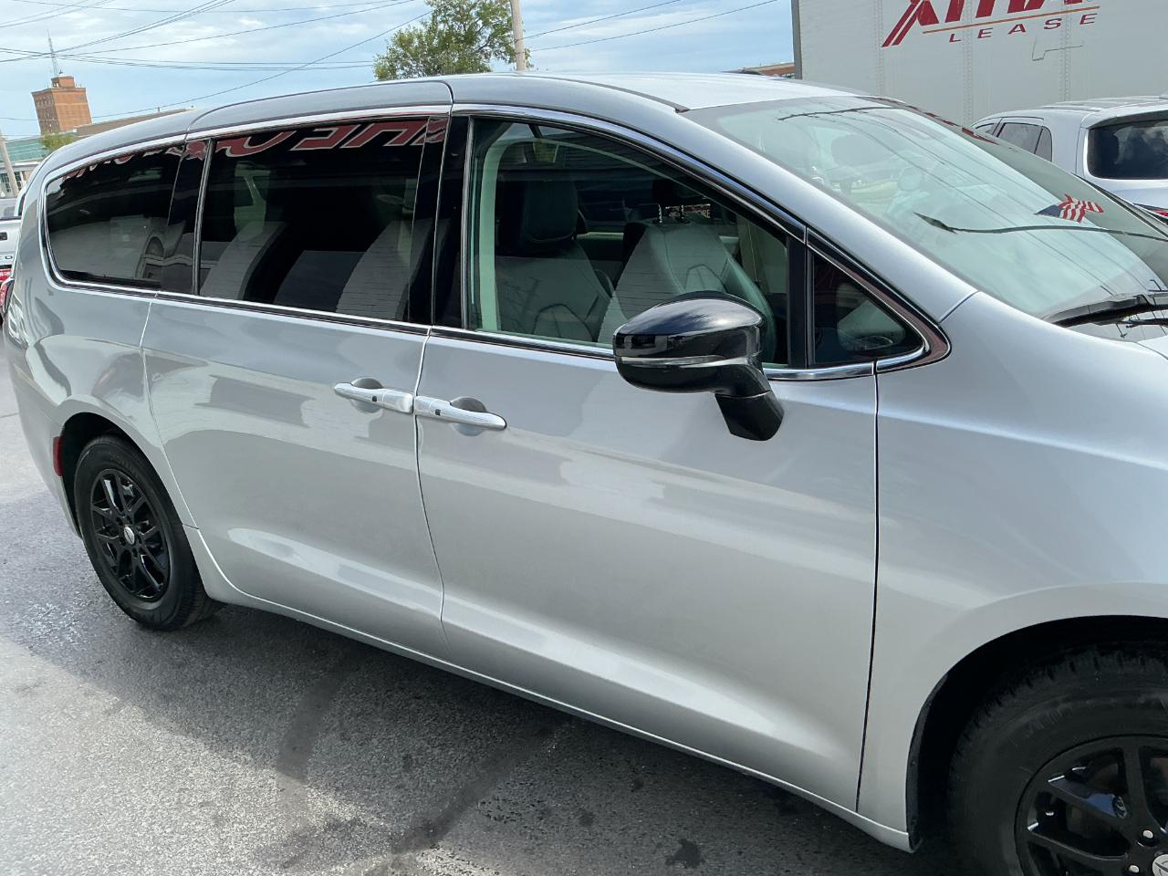 Chrysler Pacifica Touring L FWD 2024