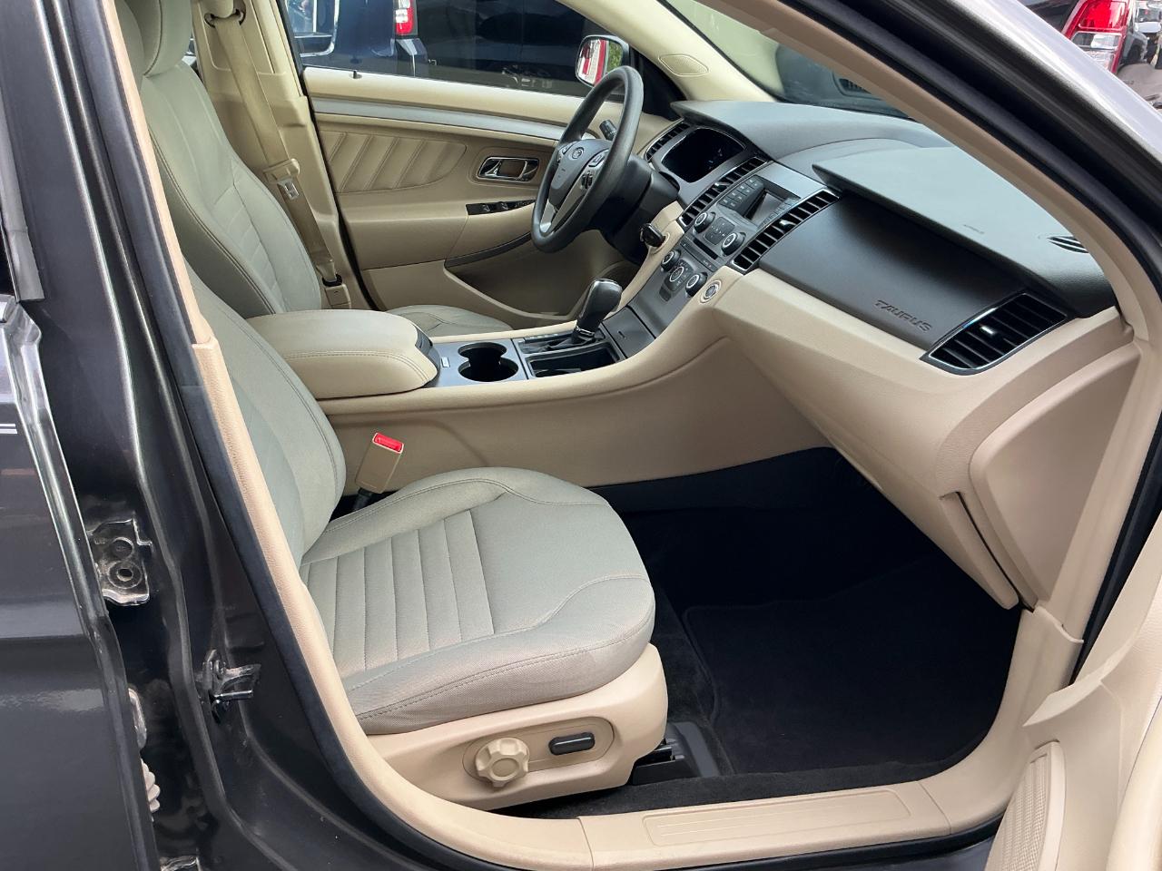 Ford Taurus SE FWD 2017