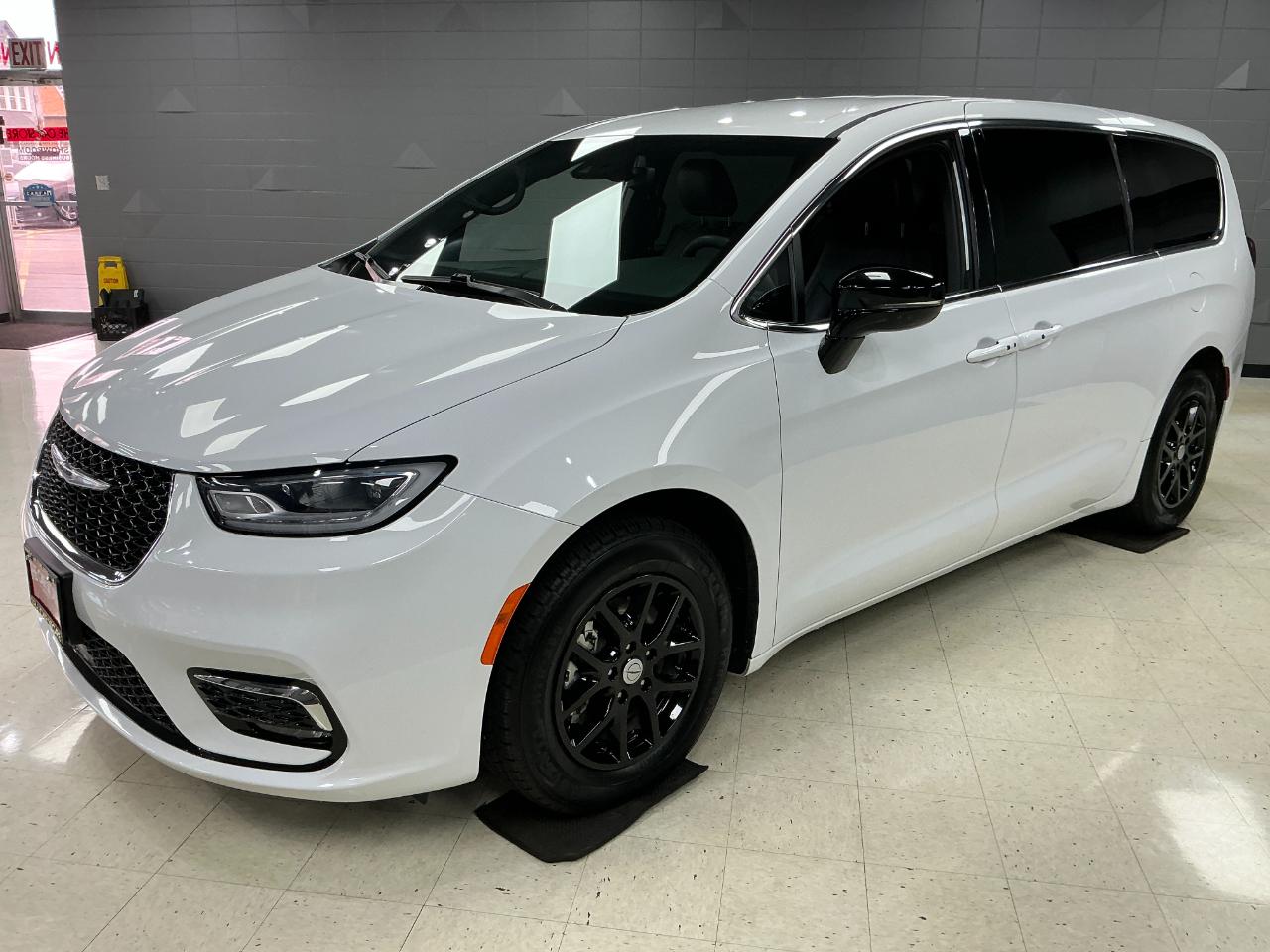 Chrysler Pacifica Select FWD 2025