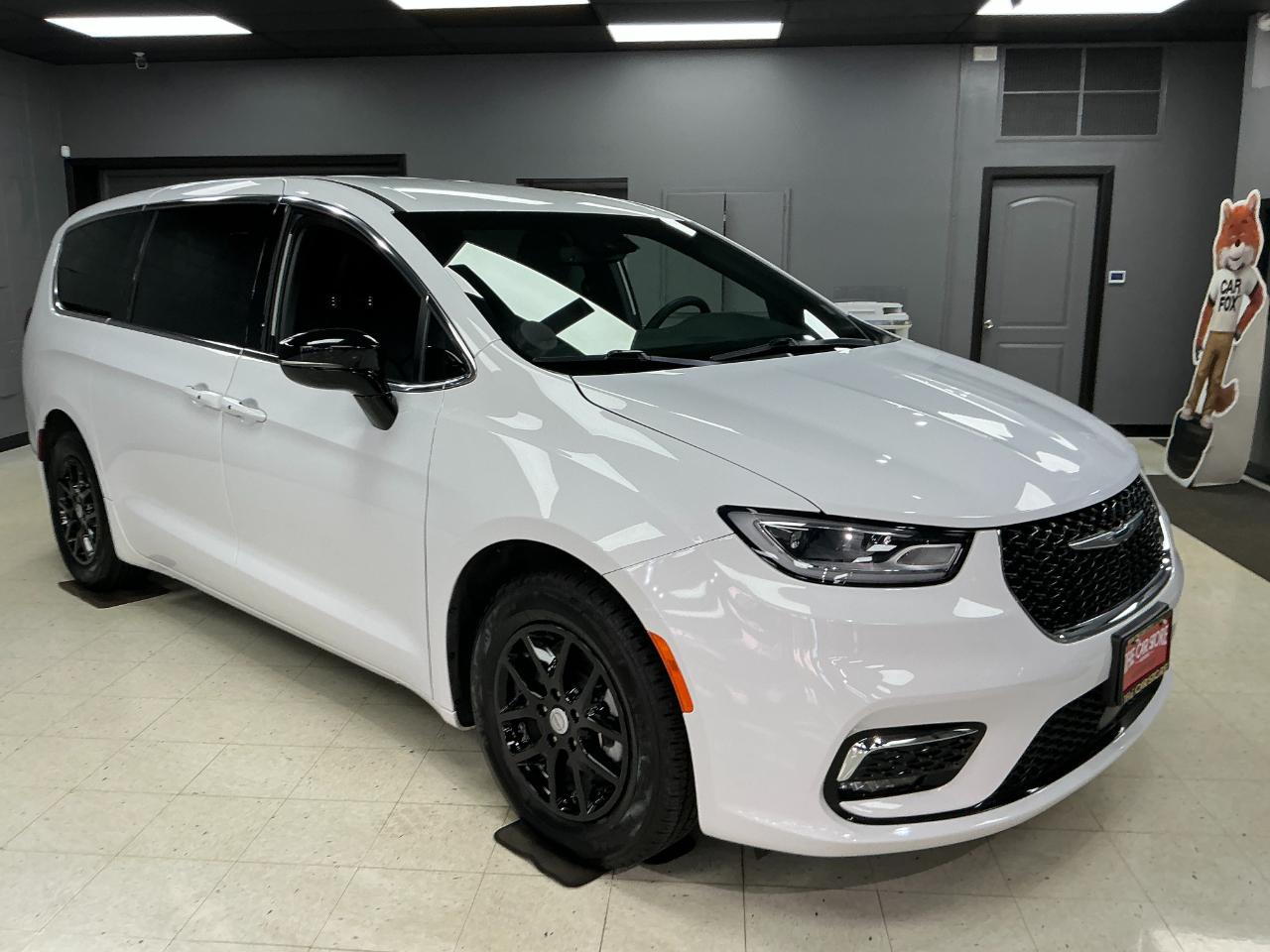 Chrysler Pacifica Select FWD 2025