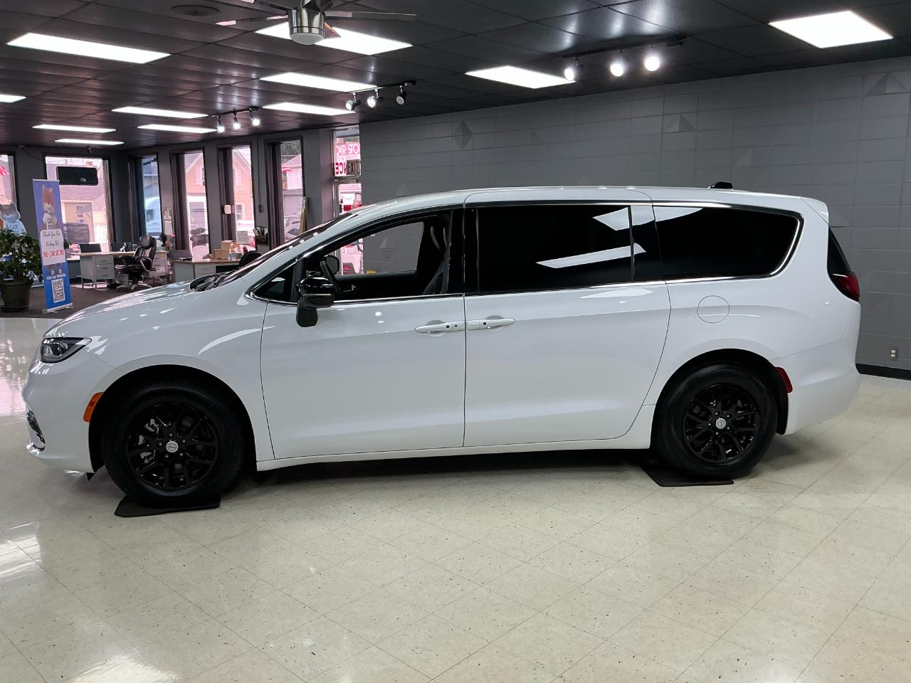 Chrysler Pacifica Select FWD 2025