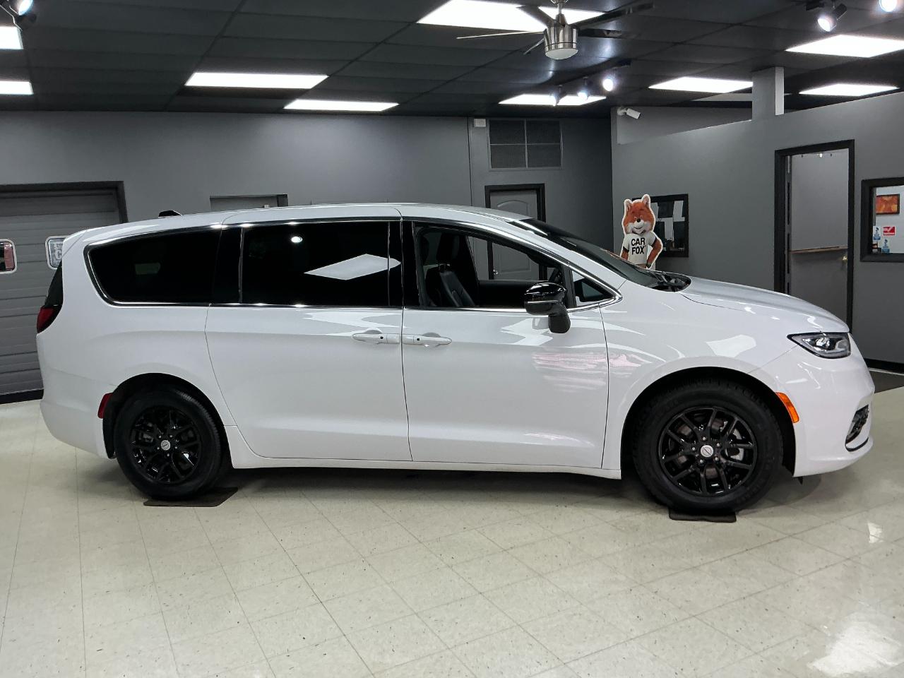 Chrysler Pacifica Select FWD 2025