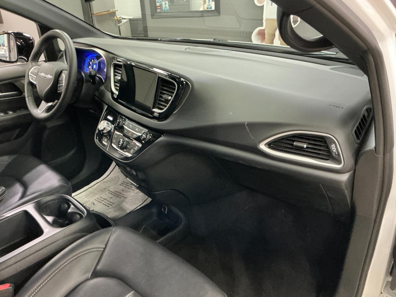 Chrysler Pacifica Select FWD 2025