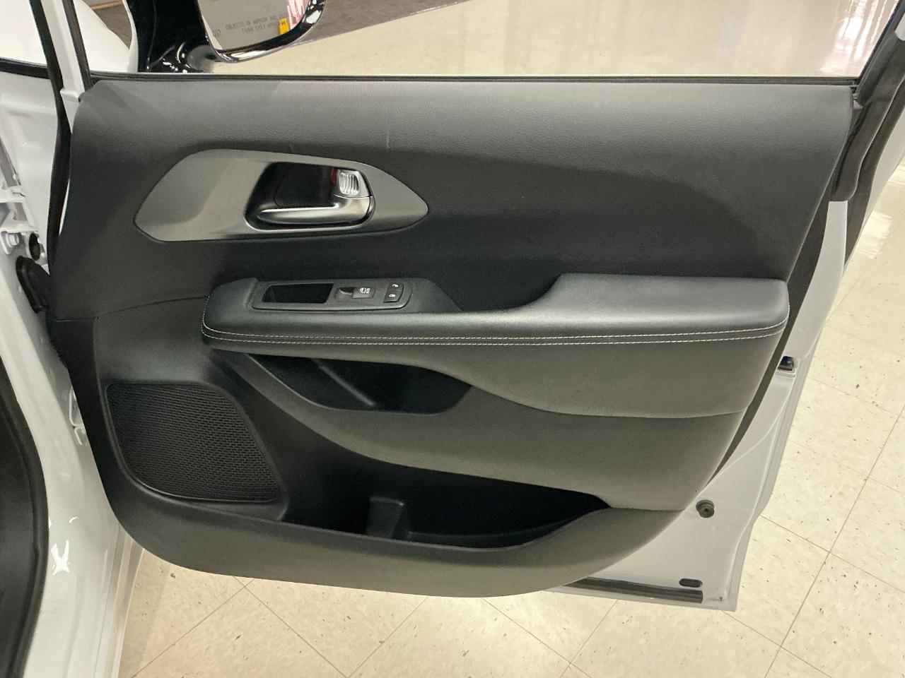 Chrysler Pacifica Select FWD 2025