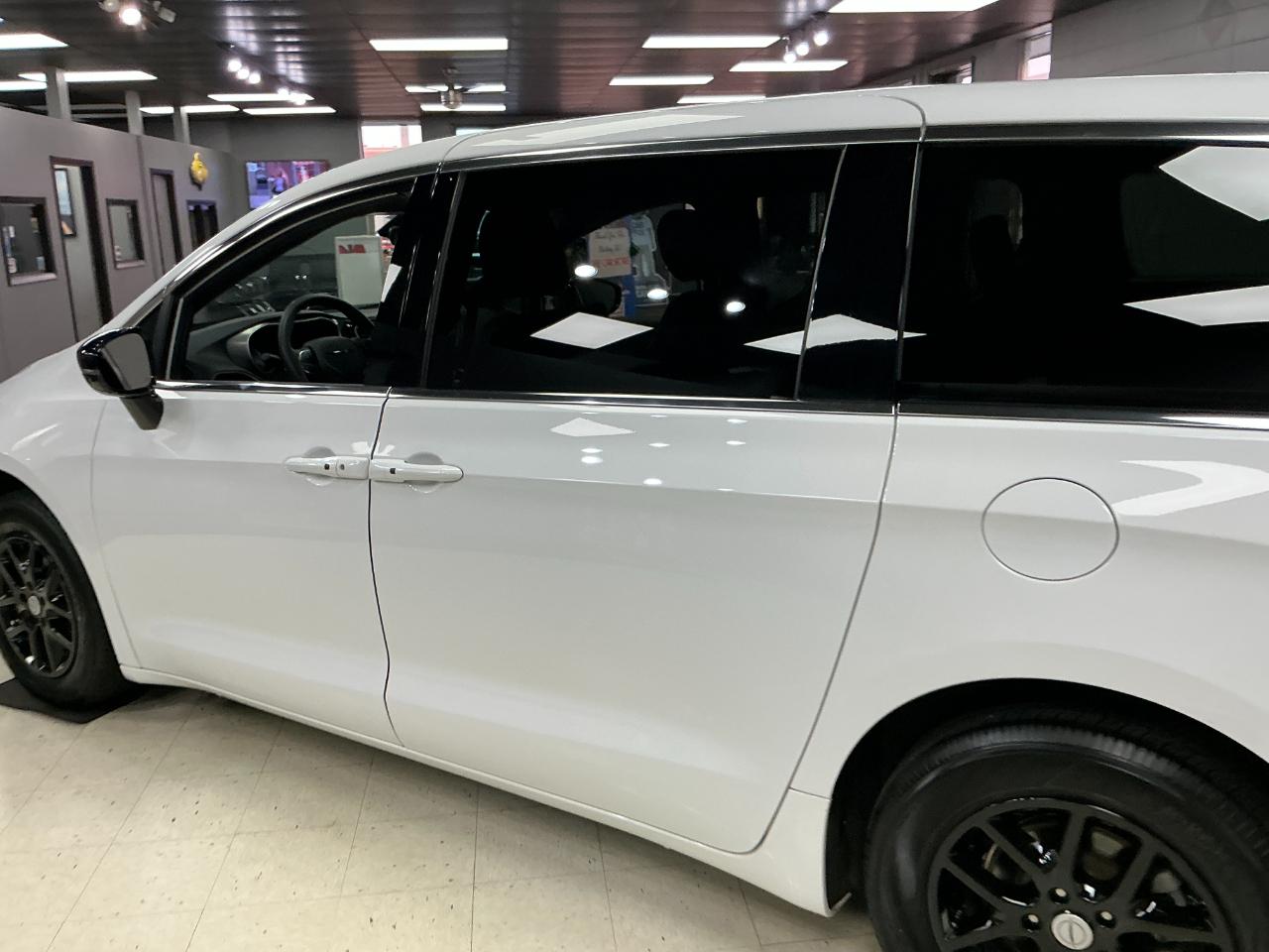 Chrysler Pacifica Select FWD 2025
