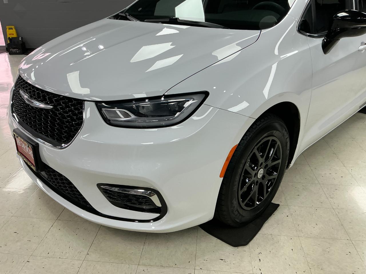 Chrysler Pacifica Select FWD 2025