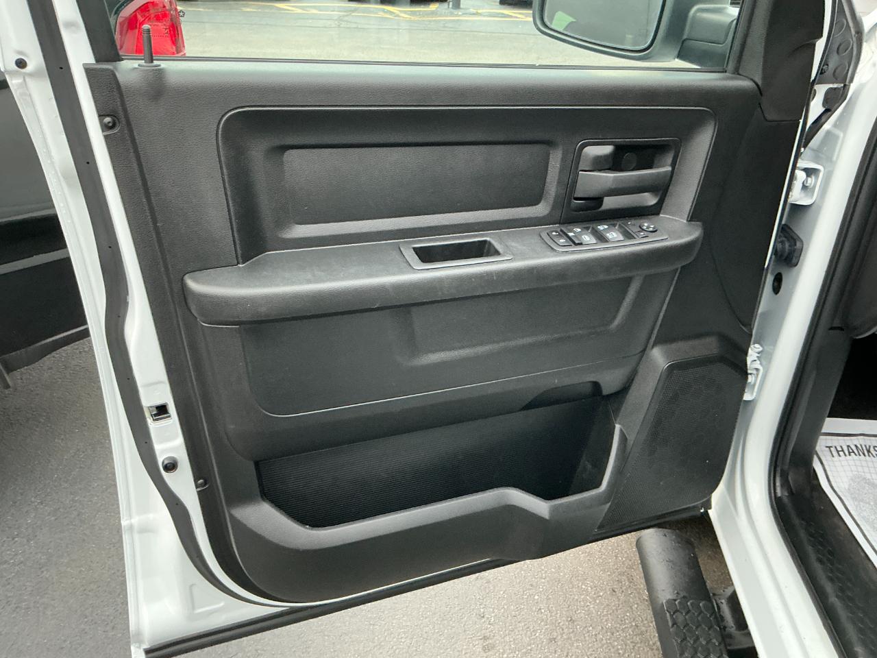 RAM 1500 Classic Tradesman 4x4 Crew Cab 5'7" Box 2023