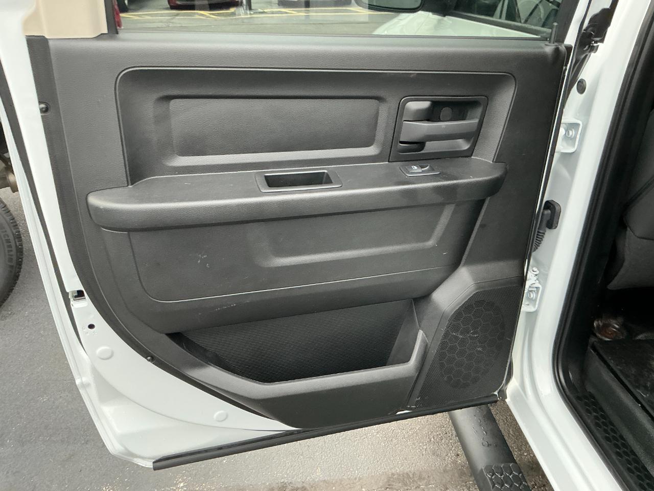 RAM 1500 Classic Tradesman 4x4 Crew Cab 5'7" Box 2023